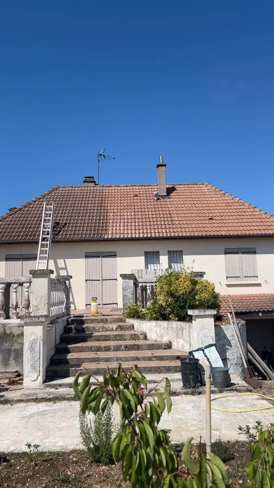 Nettoyage de toiture en tuiles en cours - moitié nettoyée