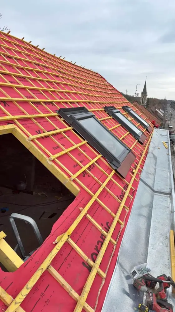 Pose de fenêtres de toit Velux lors d'une réfection de toiture
